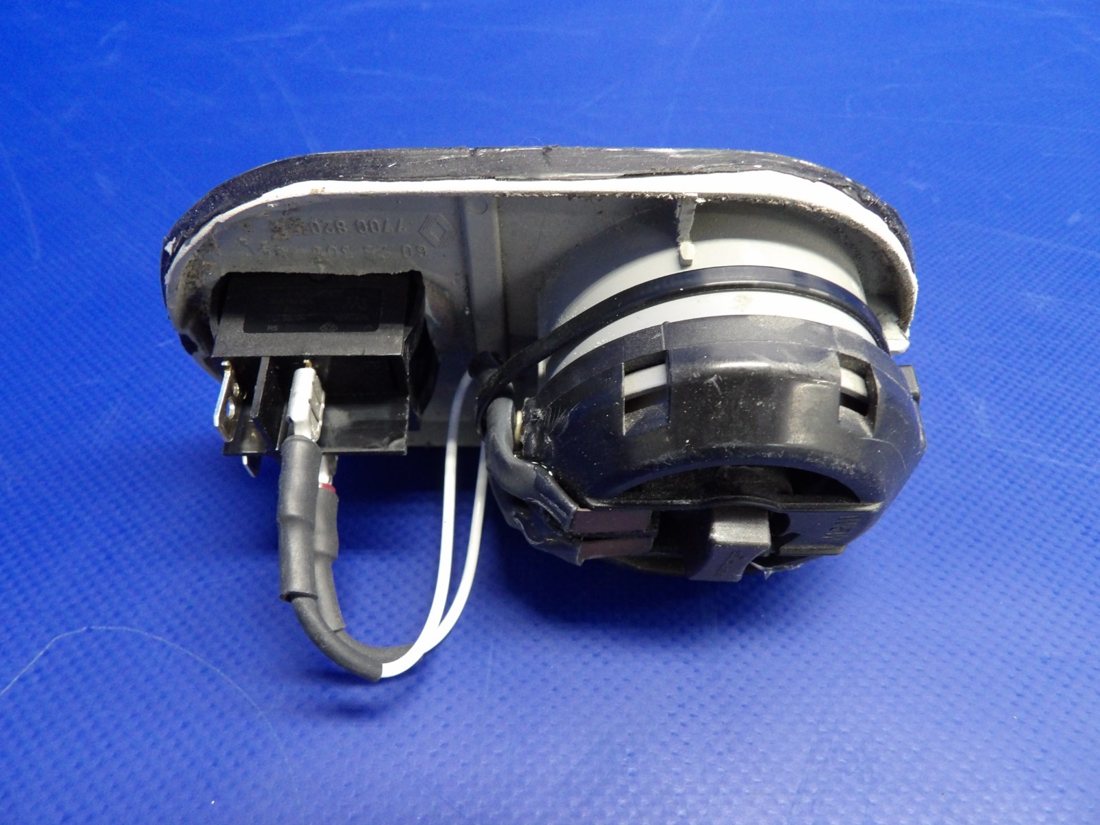 Diamond DA-40 Interior Light P/N 7700-820-54 LOT OF 2 (0626-1425)