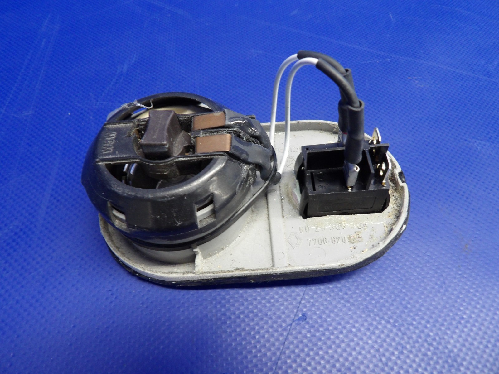 Diamond DA-40 Interior Light P/N 7700-820-54 LOT OF 2 (0626-1425)