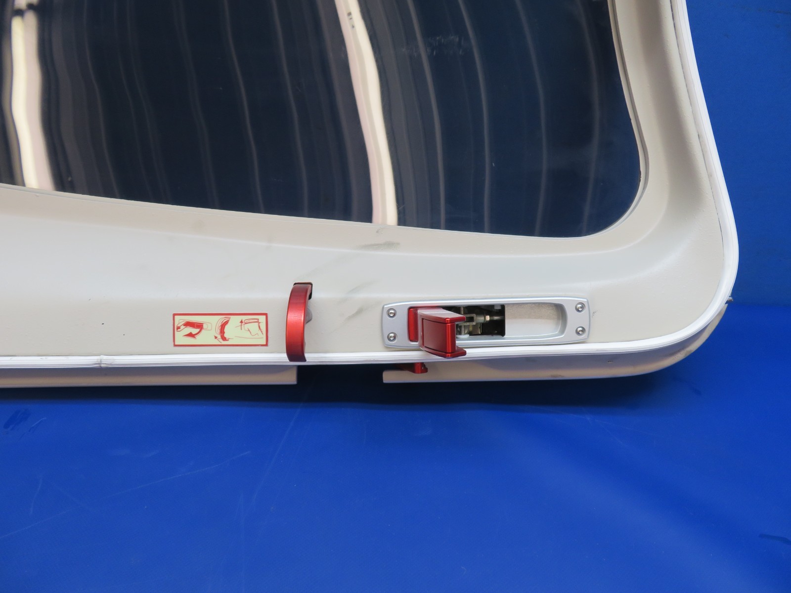 Diamond DA-40 Passenger Door P/N DA4-5221-00-00_04 NO KEY (0526-420)