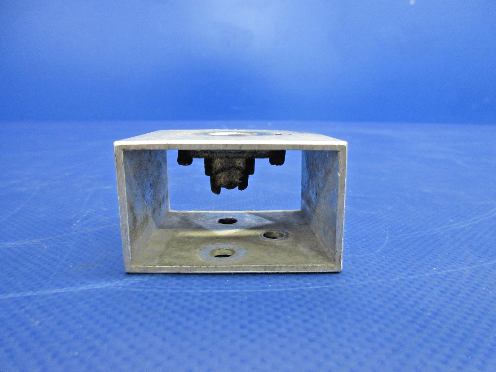 Diamond DA-40 RH Cowl Mount Block P/N D41-7103-12-71 (0726-814)