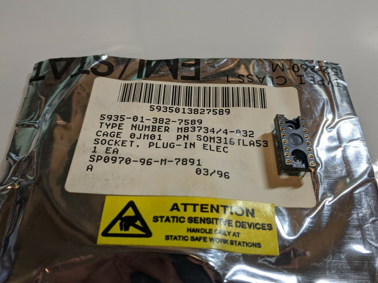 (2) SOCKET PLUG-IN M83734-4-032 5935-01-382-7589