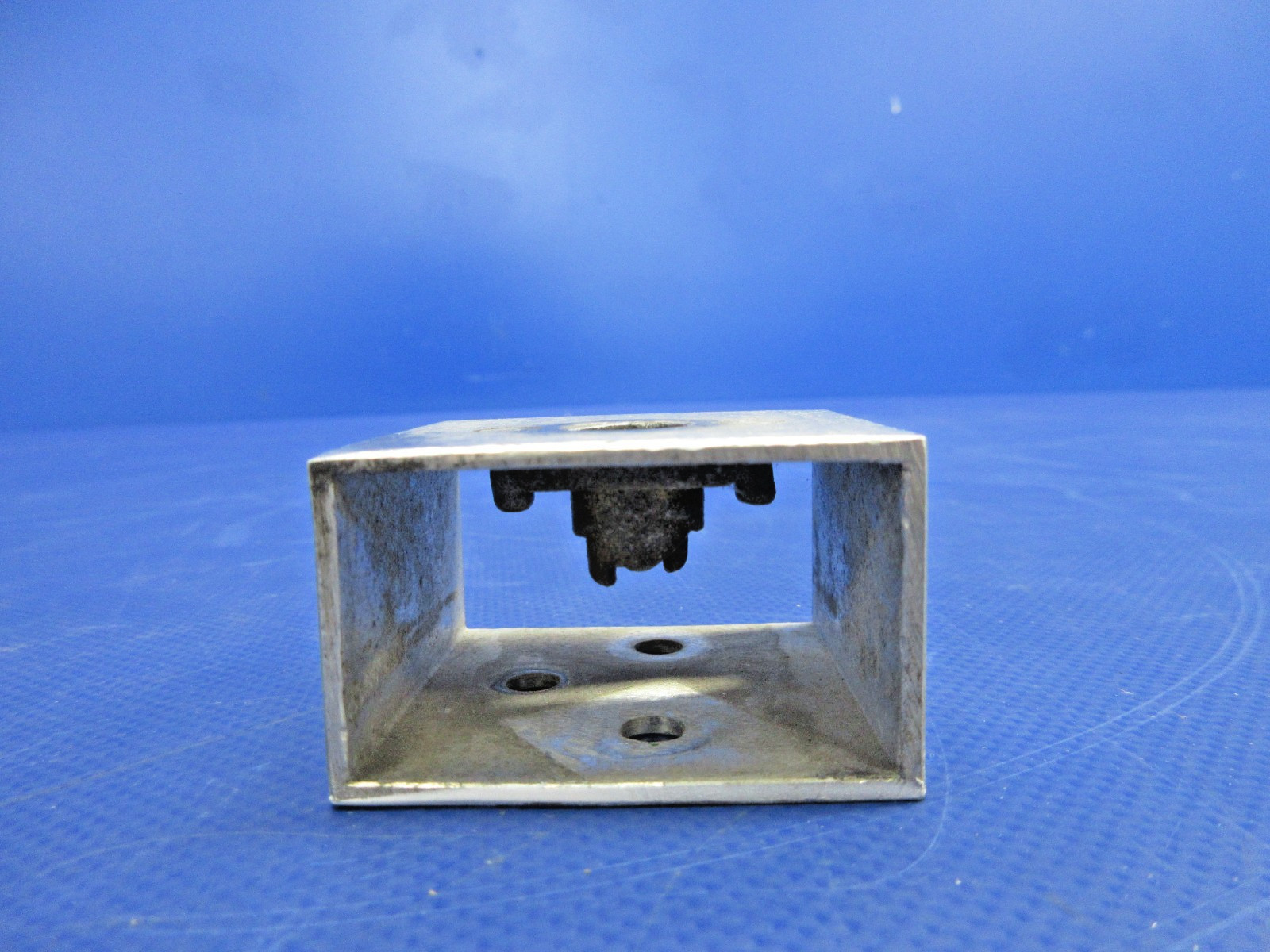Diamond DA-40 RH Cowl Mount Block P/N D41-7103-12-71 (0726-814)
