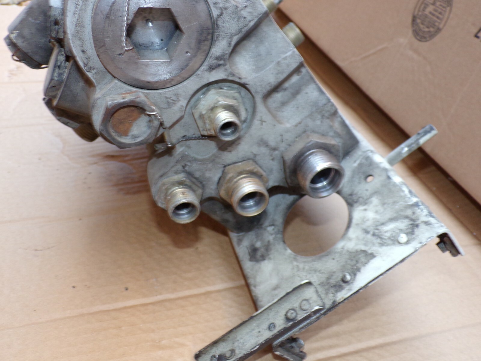 Airbus Aircraft L.G Selector Valve and Manifold D31AB4413