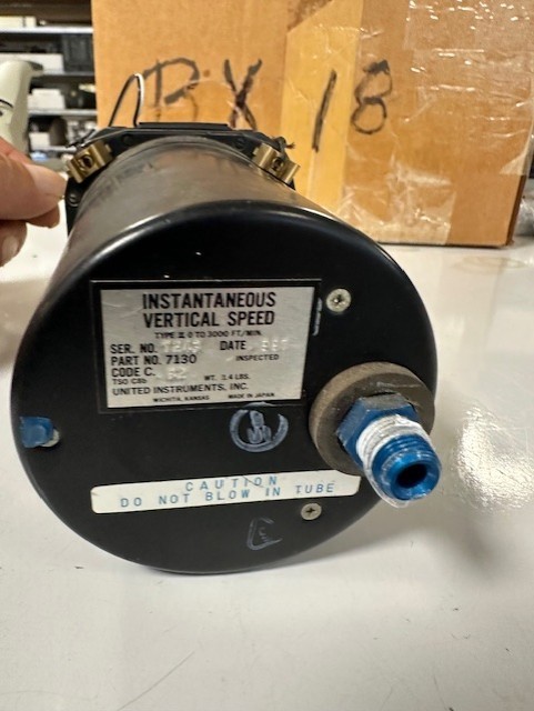 UNITED INSTRUMENTS IVSI P/N 7130 INSTANTANEOUS VERTICAL SPEED INDICATOR IVSI
