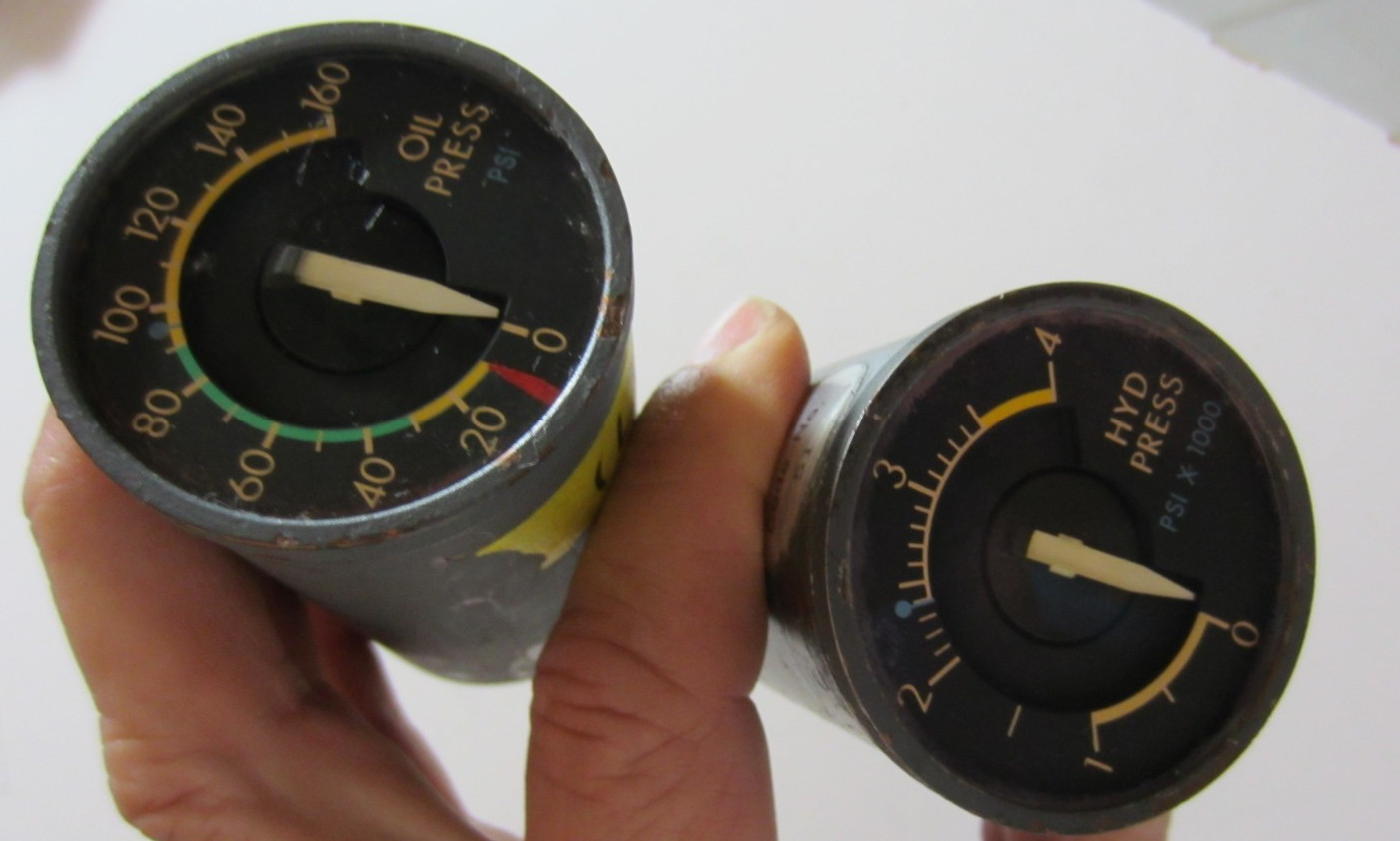 LOT OF 2 AIRCRAFT GAUGES OIL PRESSURE HYDRAULIC PRESSURE US GAUGE VIL-0C78 0C4E
