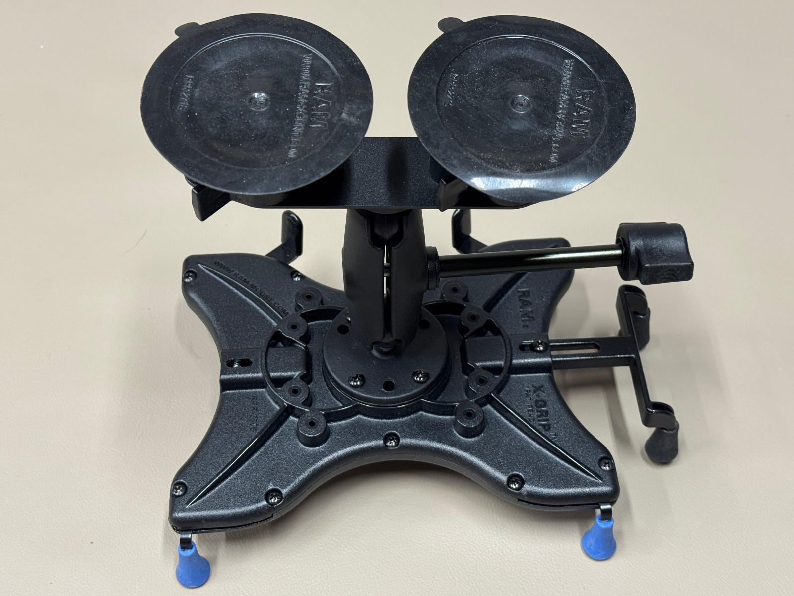RAM X-Grip Ipad Tablet Aircraft Mount with Dual Suction for 9″-11″ Tablets