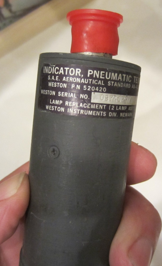 INDICATOR PNEUMATIC TEMPERATURE WESTON P/N 520420 DC-10-10 N946LL AS REMOVED