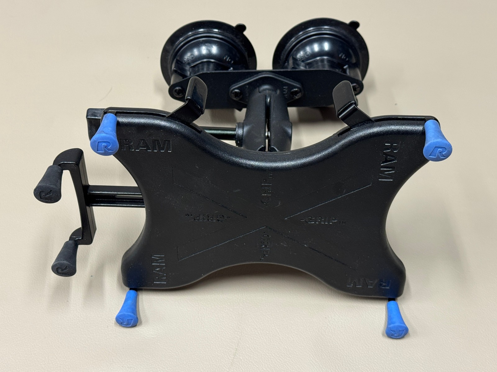 RAM X-Grip Ipad Tablet Aircraft Mount with Dual Suction for 9″-11″ Tablets