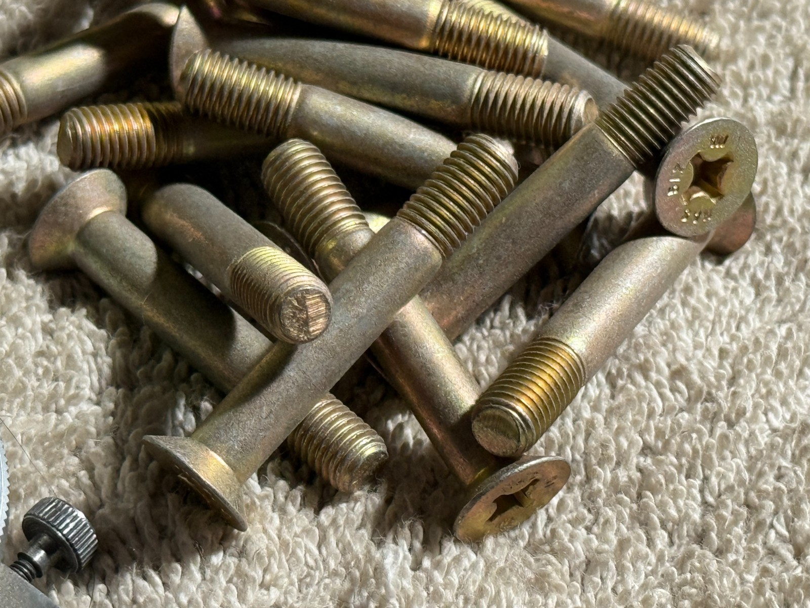 (15) Cad plated steel alloy Flush head Screw, 1/4-28 x 1.59″ NAS517-4-18