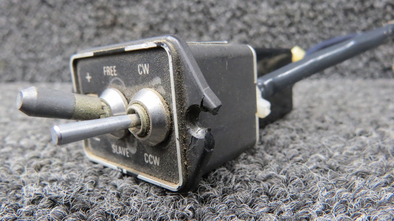 071-1242-06 Bendix King KA-51B Slaving Accessory 28 Volts (Damaged Mount Holes)