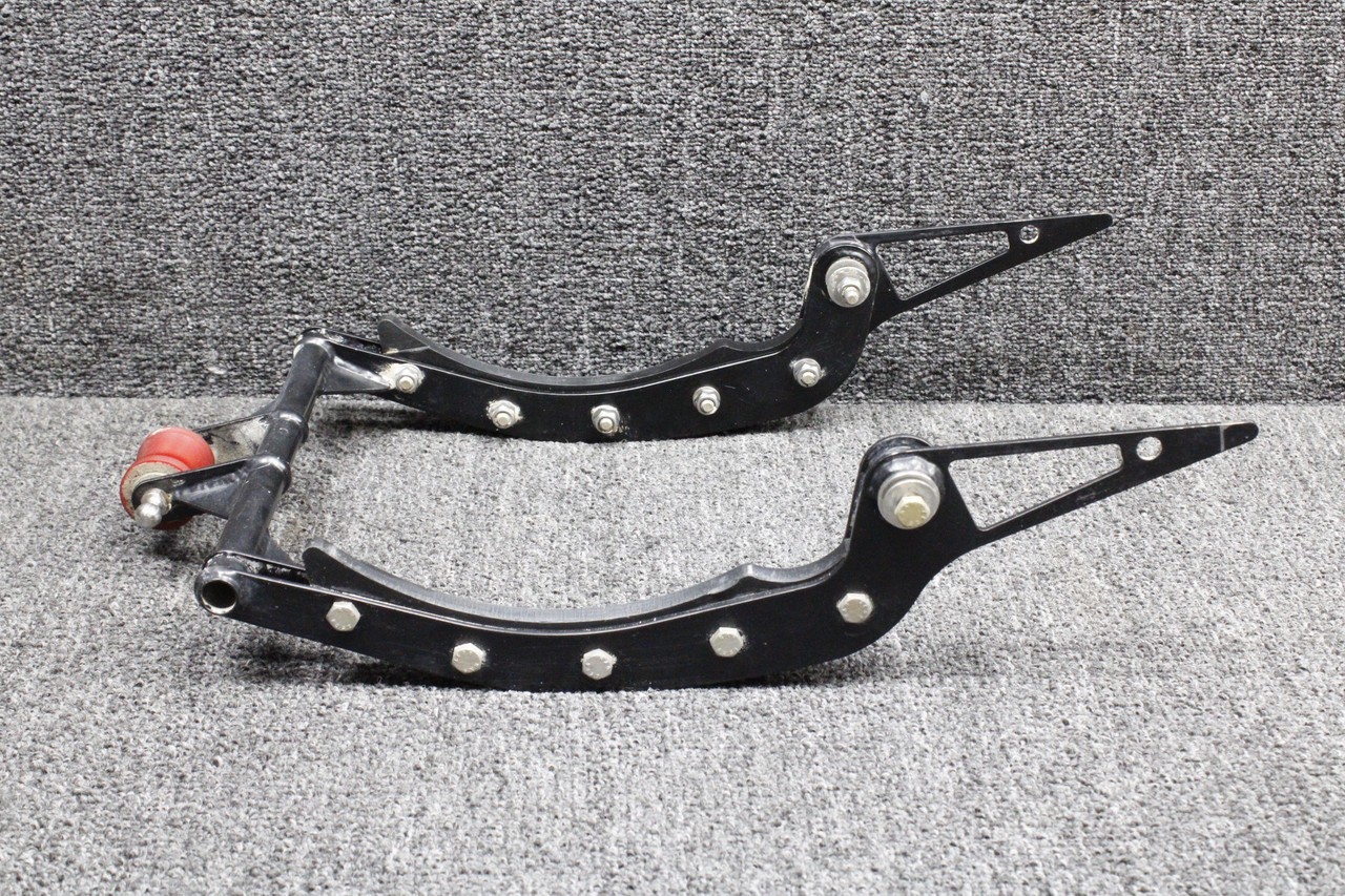 D60-5283-61-00 Diamond DA42-NG Nose Gear Door Swing Assy (Damaged Blocks)