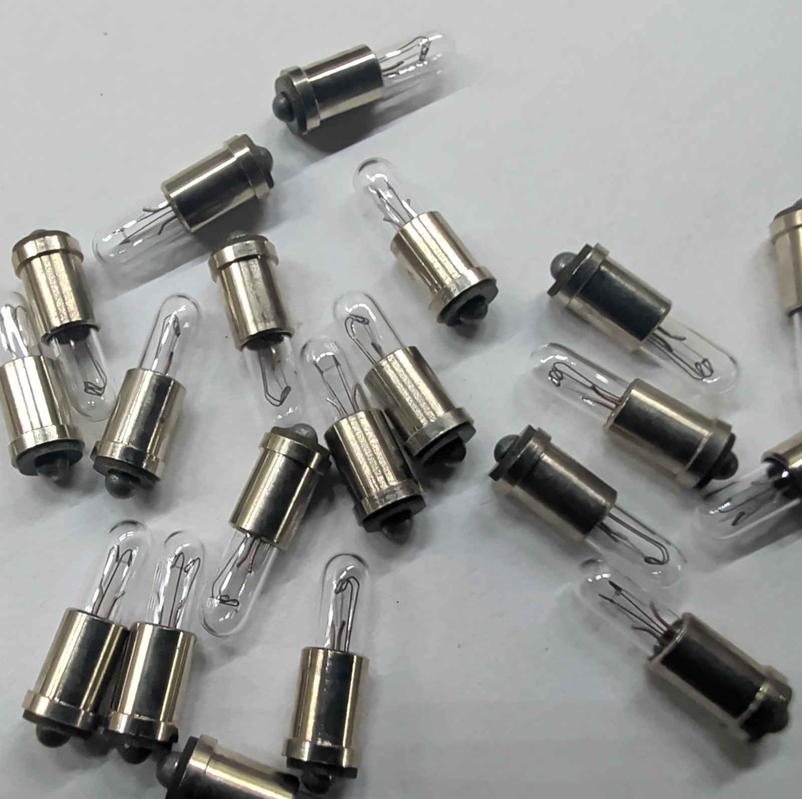 100x ​Airbus NSA933201-01 Subminiature Lamps 28V 24mA T-1 Flange CM-3112 WL-3112