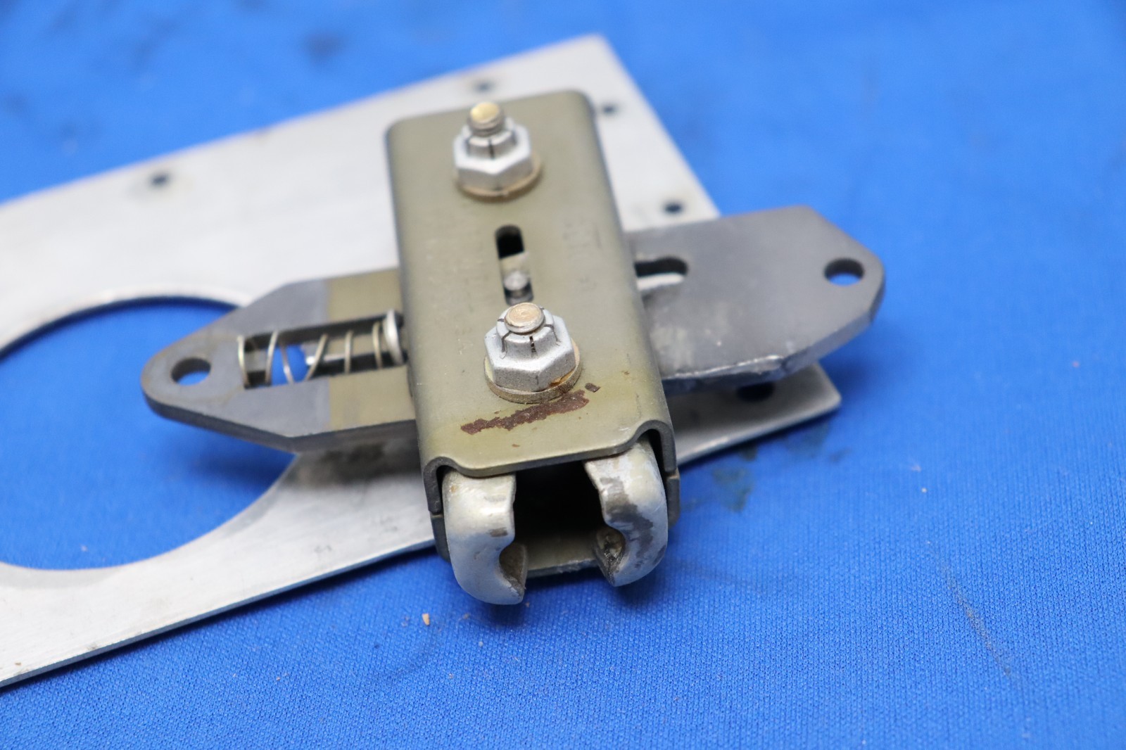 Mooney Upper Cabin Door Latch H910-1 (Alt: H910-15, 340124-017) M20J M20K