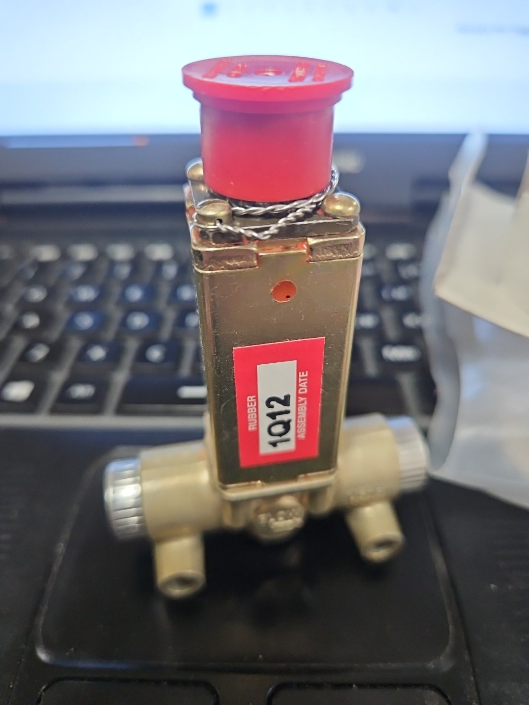 Embraer APU Fuel Solenoid – Sundstrand 4952316-2 New W/Embraer Cert EMB135BJ