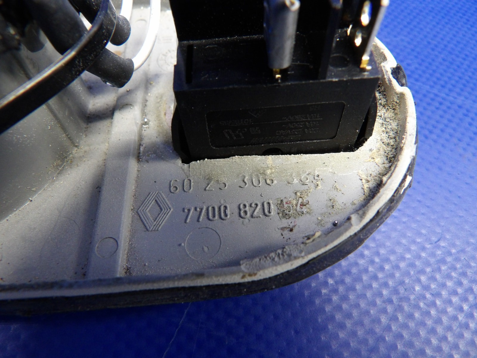 Diamond DA-40 Interior Light P/N 7700-820-54 LOT OF 2 (0626-1425)