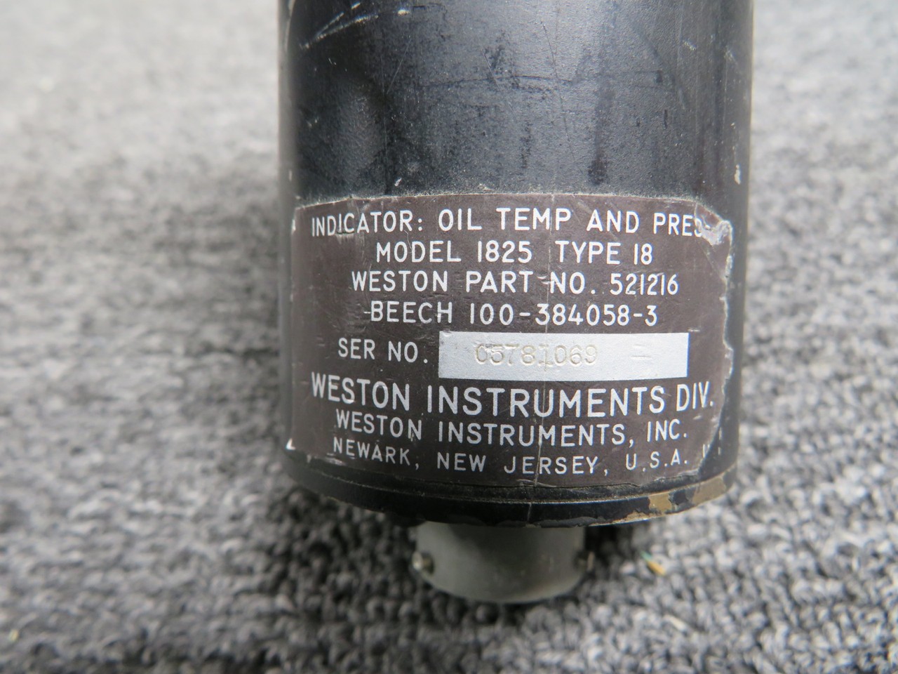 521216 (Alt: 100-384058-3) Weston 1825 Dual Oil Temp and Pressure Indicator