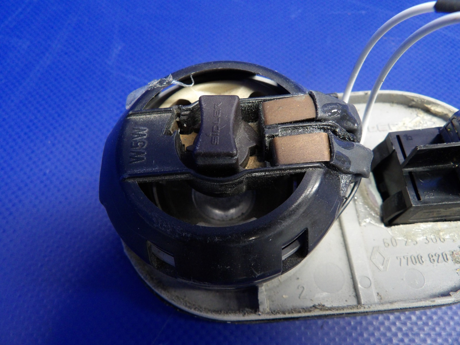 Diamond DA-40 Interior Light P/N 7700-820-54 LOT OF 2 (0626-1425)