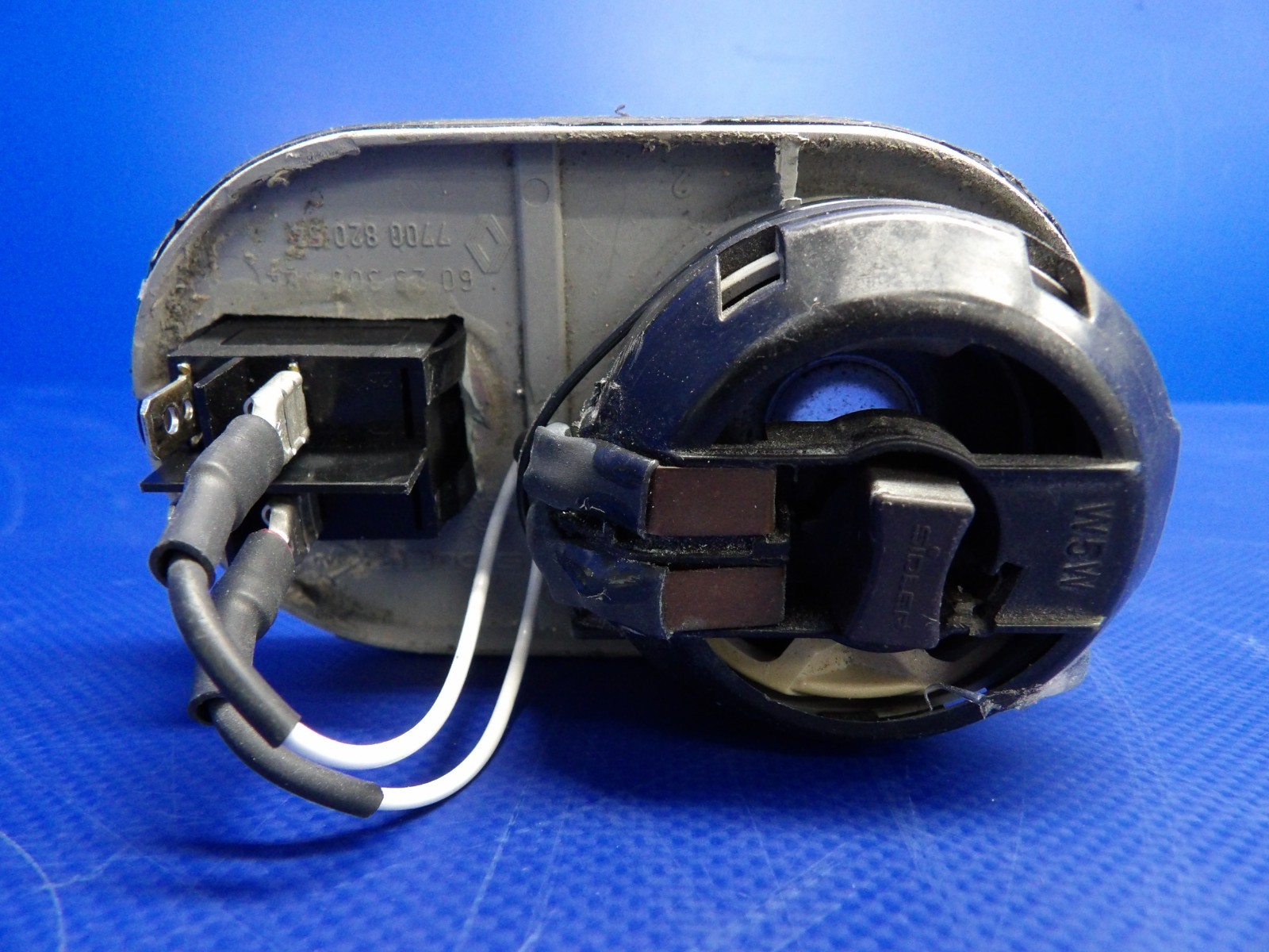 Diamond DA-40 Interior Light P/N 7700-820-54 LOT OF 2 (0626-1425)
