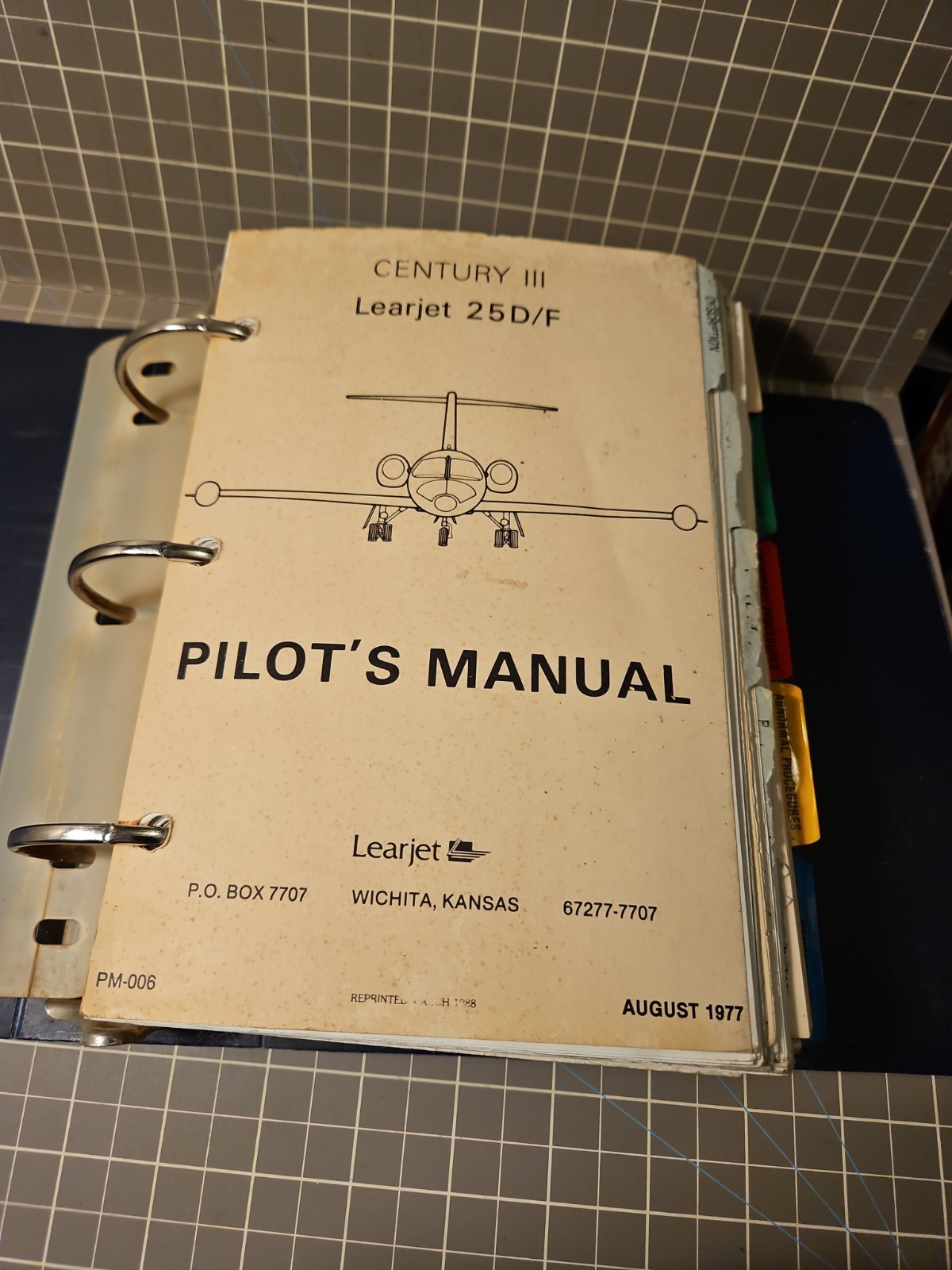 Gates LearJet 25D & 25F Flight Manual With Century III Pilots Manual